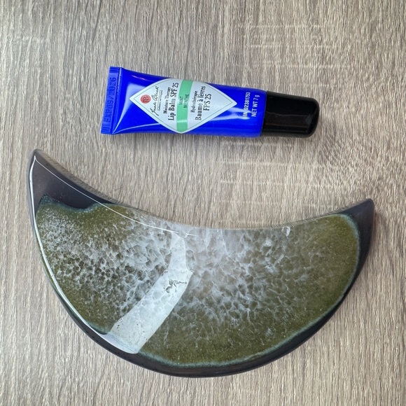 Green and Black Agate Crescent Moon Crystal Decor - Picture 3 of 4